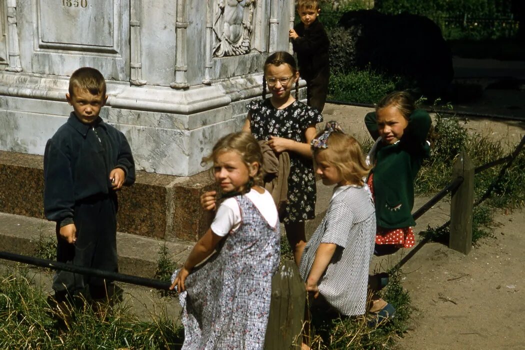 как одевали в 1993 детей. счастливое советское детство. дети 50 и сейчас. советский ребенок зимой в детском саду. дети 50 и сейчас.