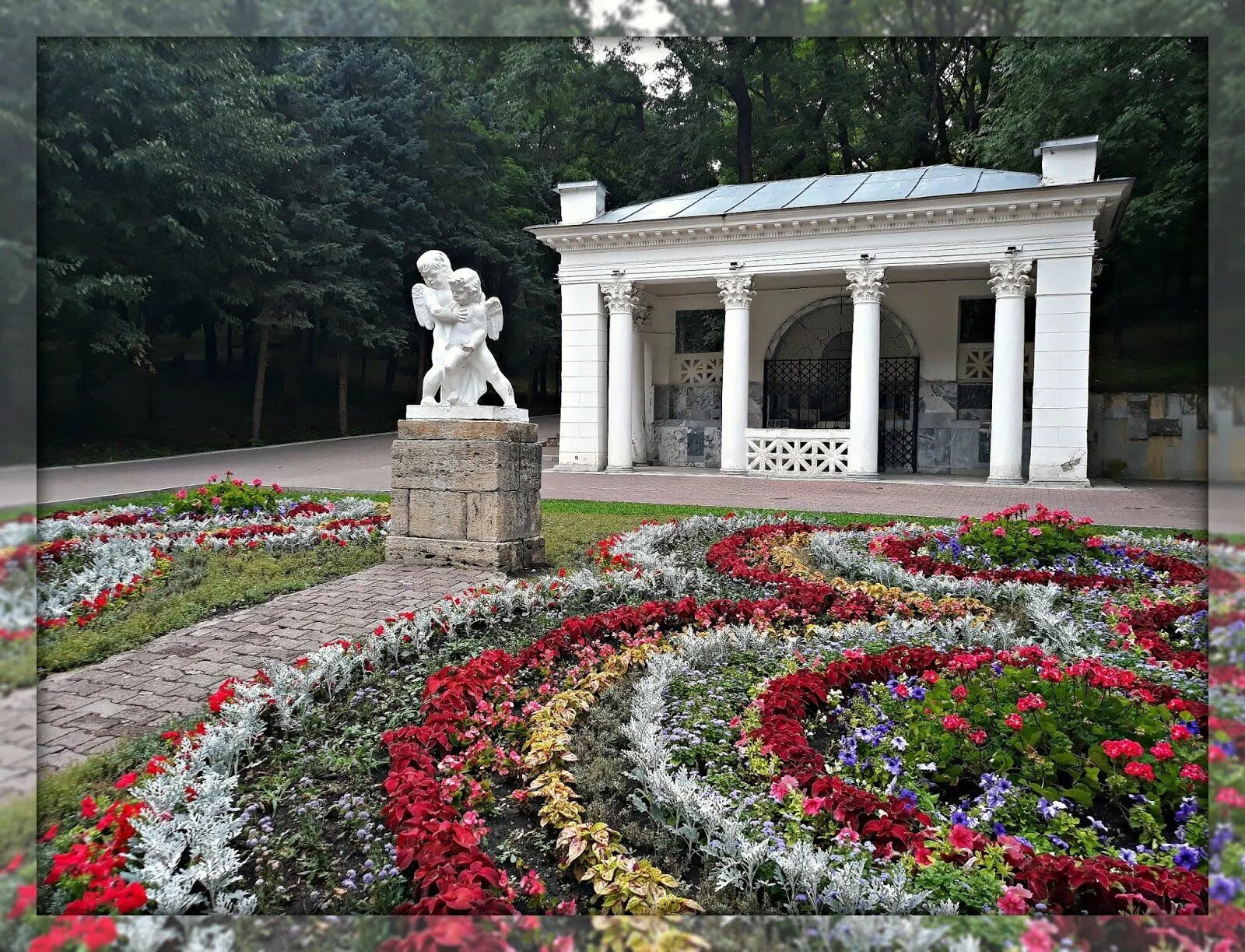 Ессентуки парк. Курортный парк Ессентуки. Парк цветник в Кисловодске. Пушкинская аллея Железноводск. Парк цветник в Железноводске.