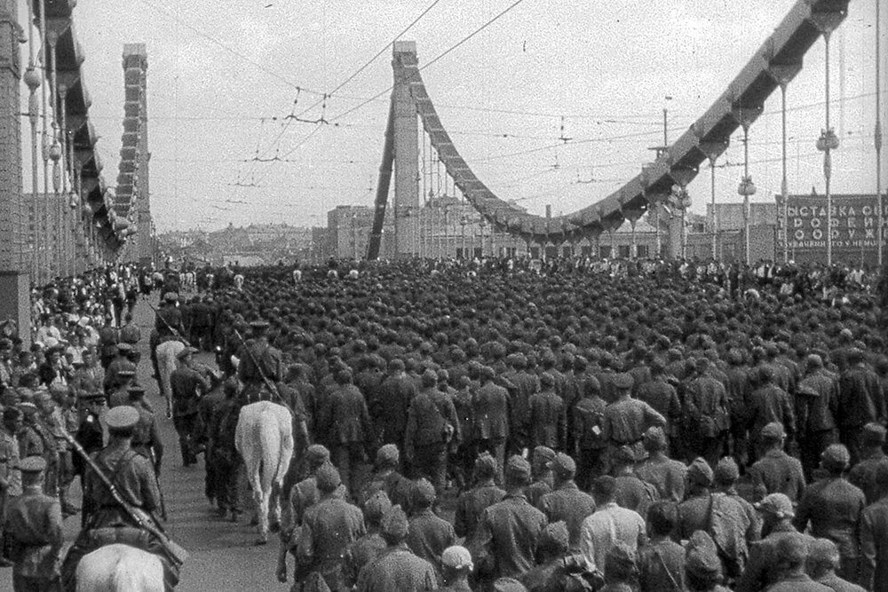 Марш пленных немцев по Москве в 1944. Парад побеждённых марш пленных немцев в Москве 17 июля 1944 года. Марш пленных в Москве 1944. «Большой вальс» — парад военнопленных немцев в Москве.