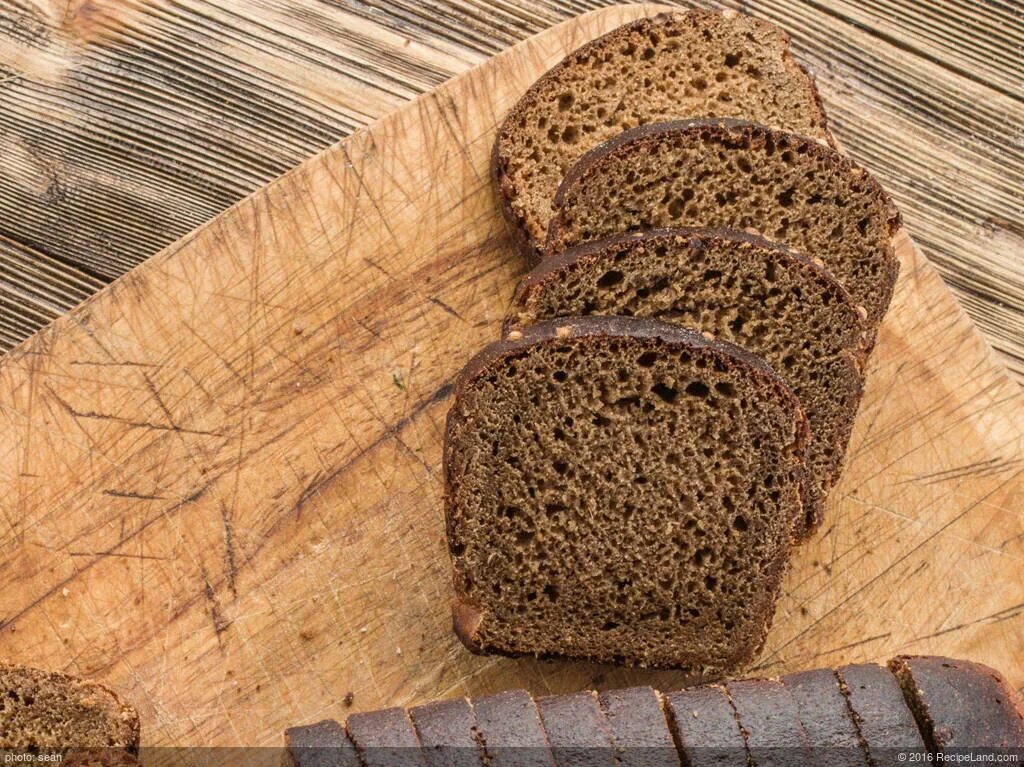 Черный хлеб. Хлеб из насекомых. Хлеб с кориандром. Мякоть из хлеба.