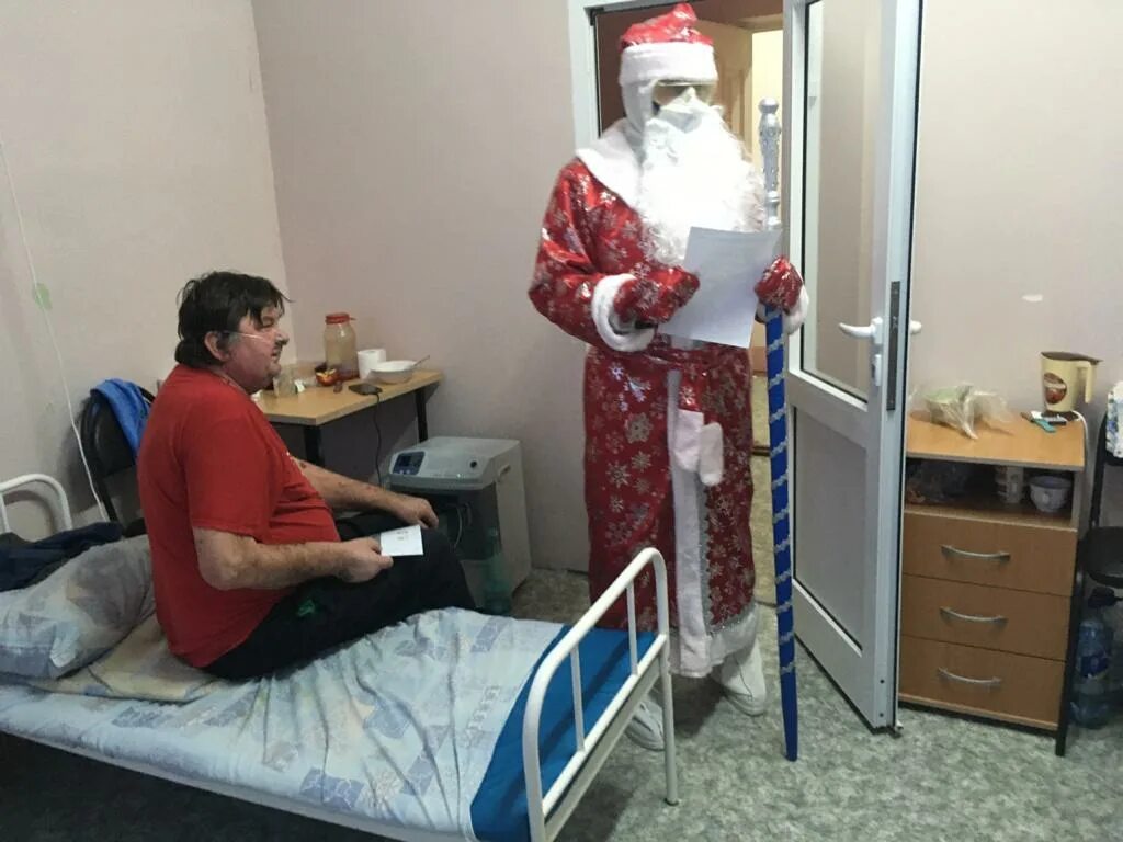 Пришла в больницу русское. Дед Мороз в больнице. Новый год в больнице. Мороз в больнице. Дед Мороз 31 декабря 2020.