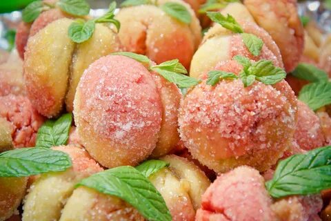 Персики с ореховой начинкой