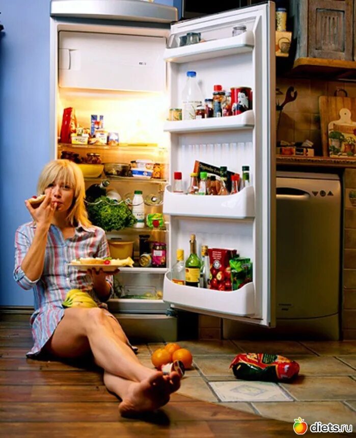 Есть вечером вредно. Холодильник. Девушка у холодильника. Прикольный холодильник. Холодильник ночью.