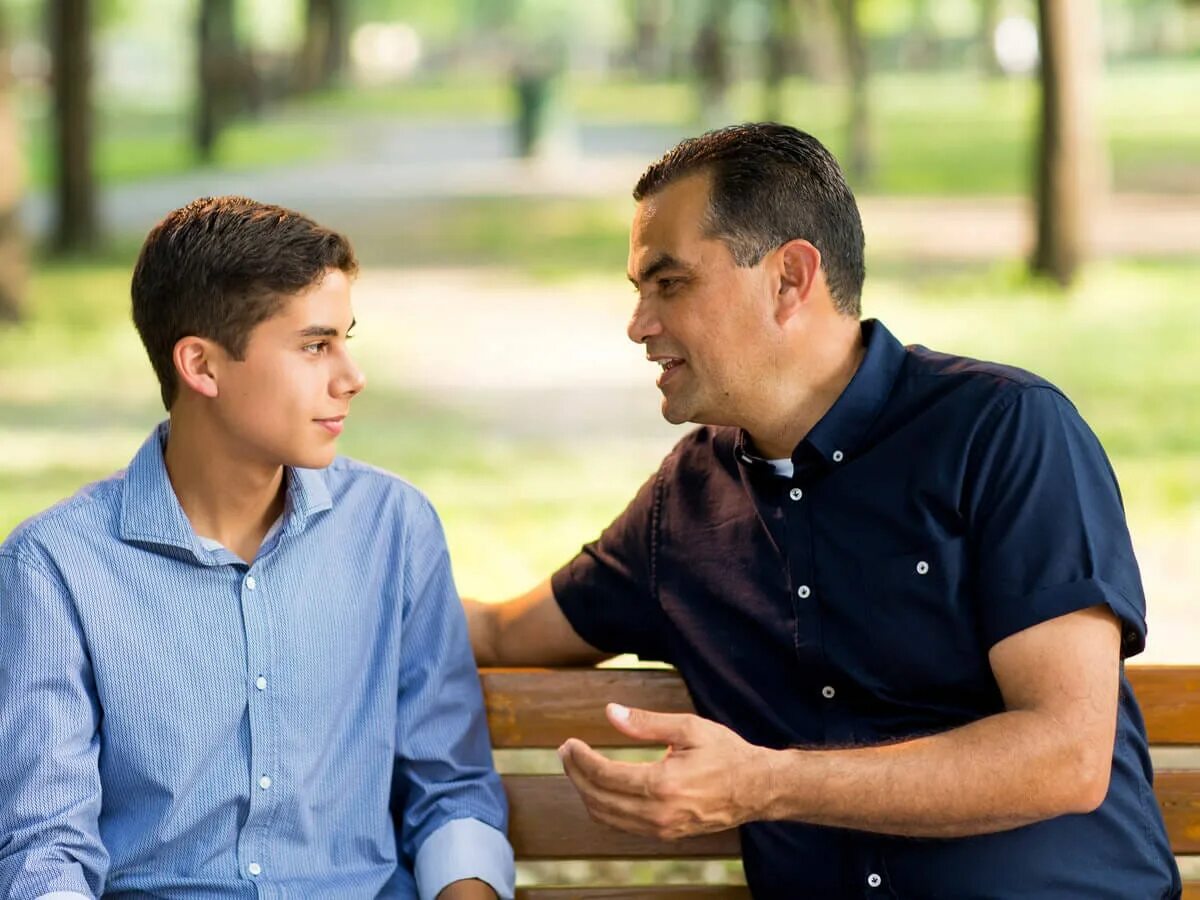 Взрослый разговор. Разговор отца с сыном. Отец и сын подросток. Отец разговаривает с сыном. Отец и сын подросток беседа.