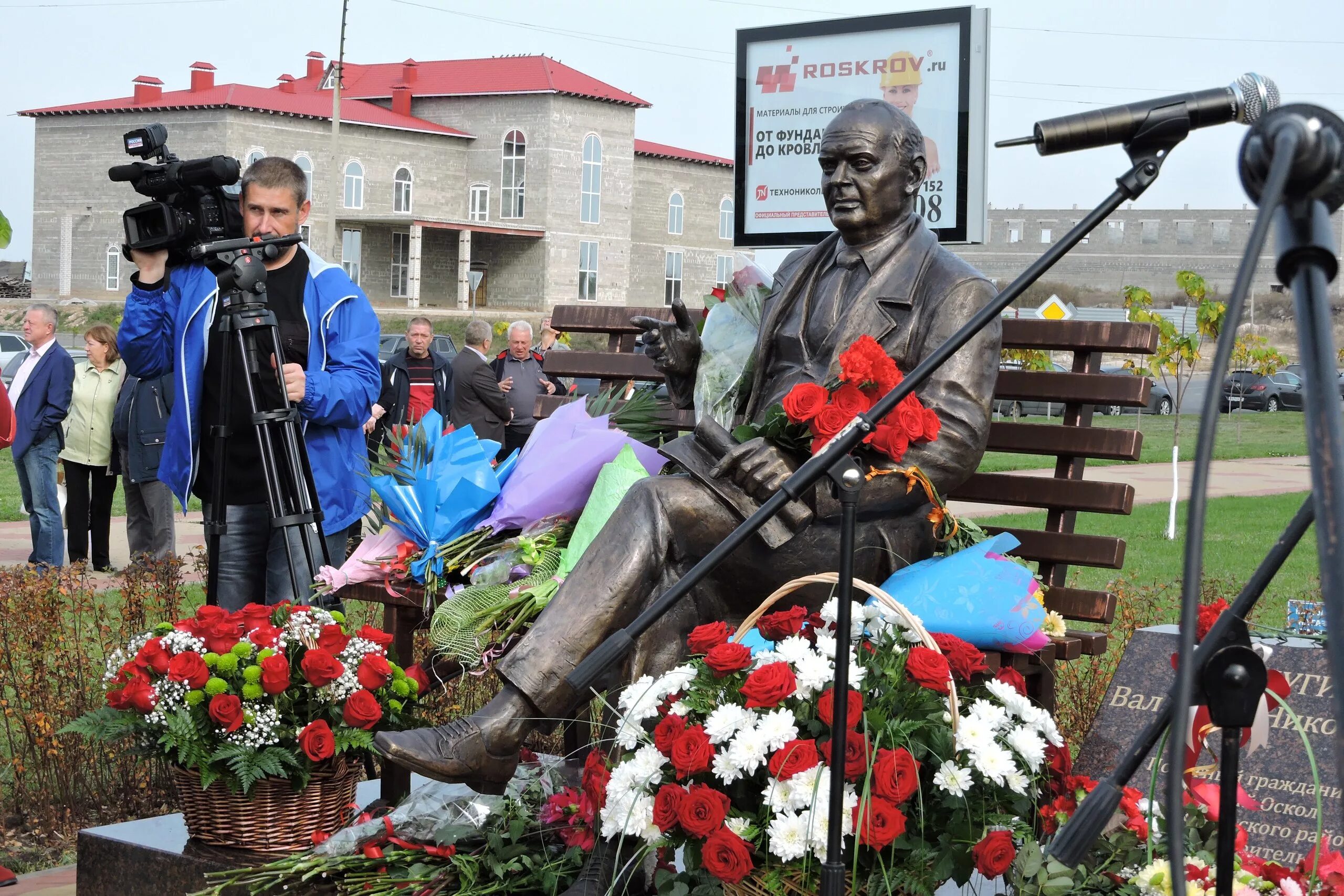 Военное кладбище старый оскол. Город старый оскол белгородской. Известные люди старого оскола. Памятник 17 героям старый оскол. Фёдор емельяненко старый оскол.