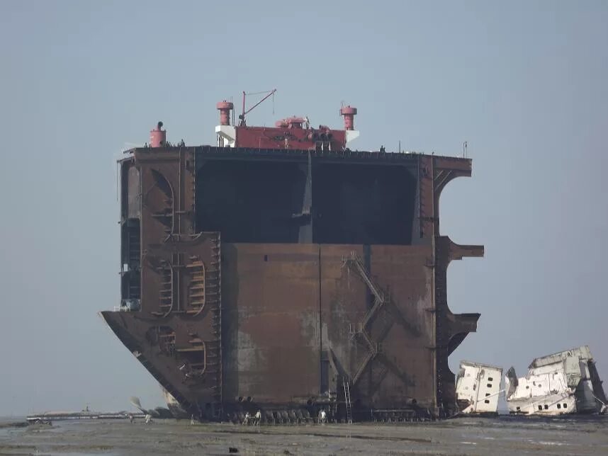 банан на кладбище. кладбище судов в бангладеш. кладбище кораблей в бангладеш. аланг индия кладбище кораблей. порт читтагонг кладбище кораблей.