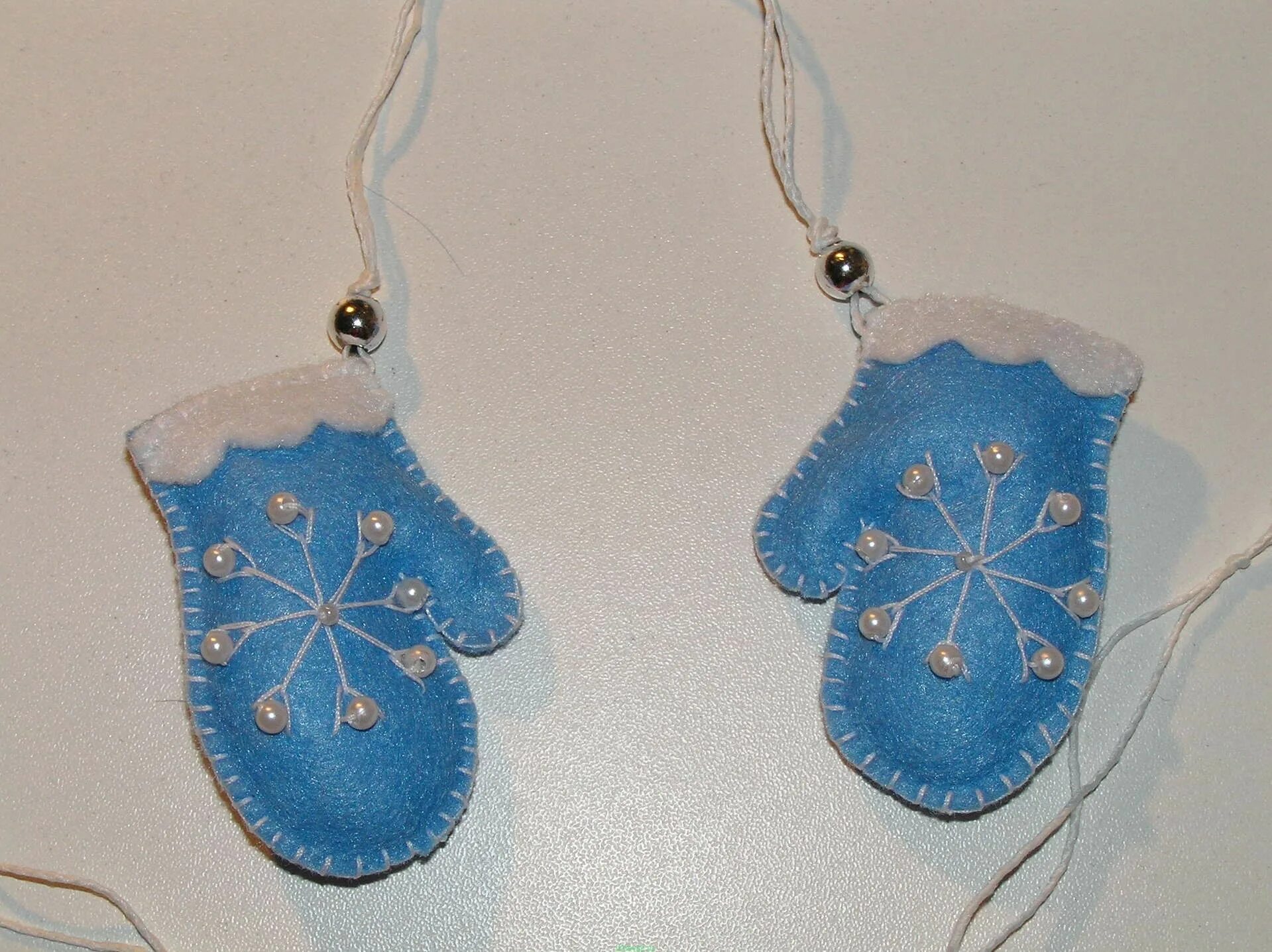 рукавичка для снегурочки поделка. рукавички для снегурочки поделка. рукавицы снегурочки. гламурная варежка для снегурочки своими руками. валяная снегурочка.