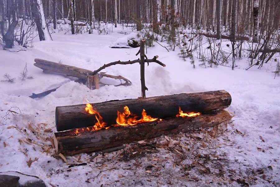 Двое на одном бревне ответы. Костер Нодья. Таёжный костёр Нодья из трёх брёвен. Таежная Нодья. Таежный дымокур костер.