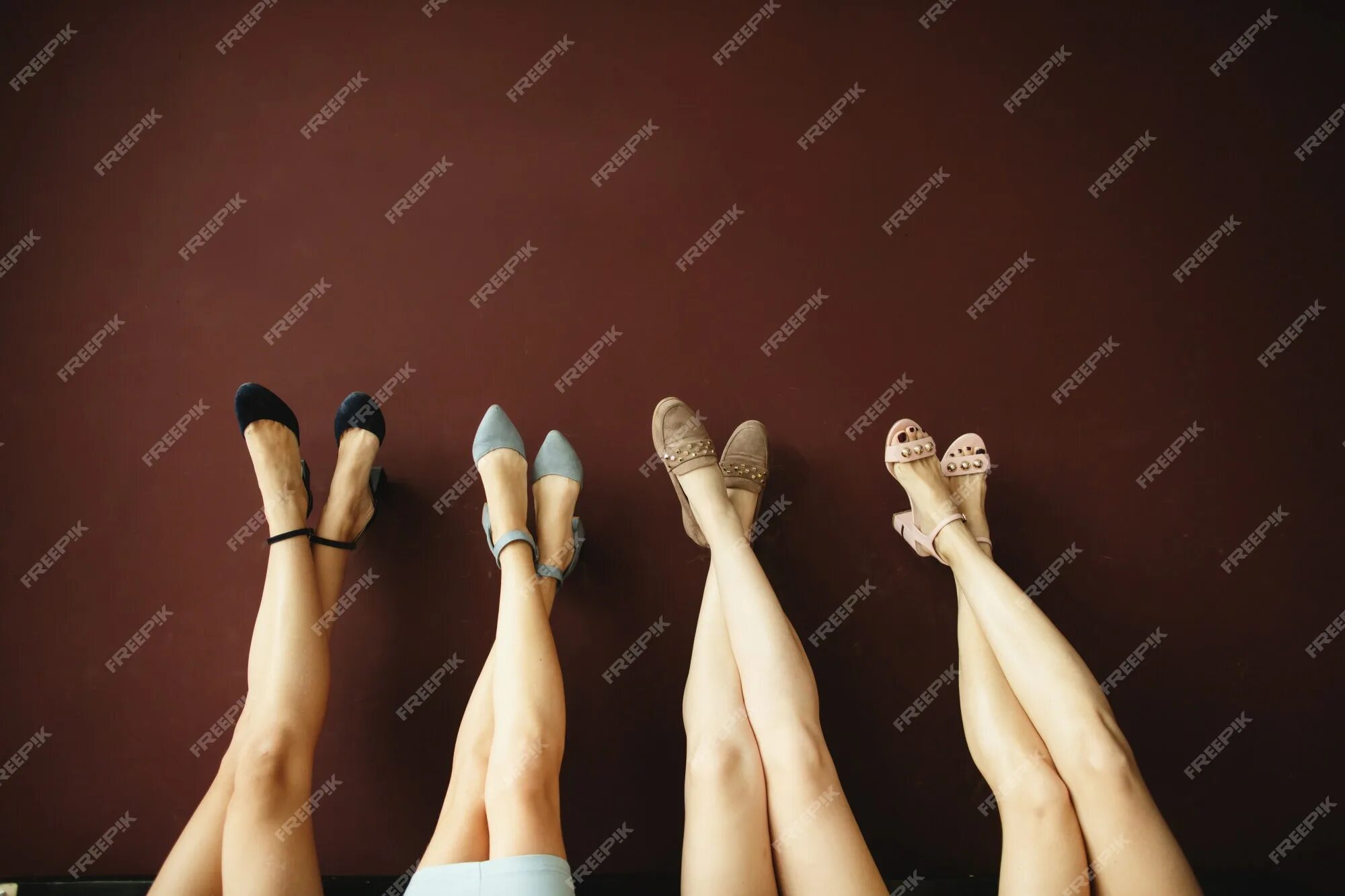 Три пары ног у. Много женских ног. Женские ножки вверх. Три пары ног. Много ног девушек.
