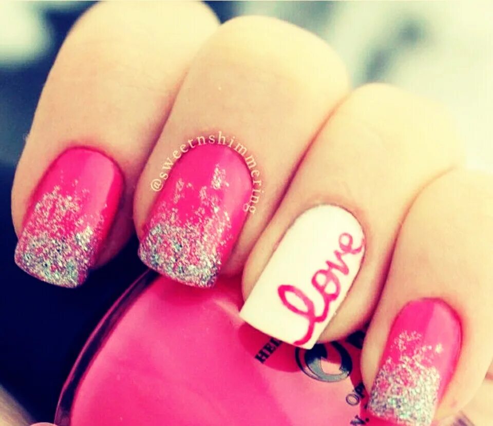 маникюр розовый с блёстками. розовые новогодние ногти. маникюр на новый год розовый. ярко-розовый маникюр. розовые ногти с блексами.