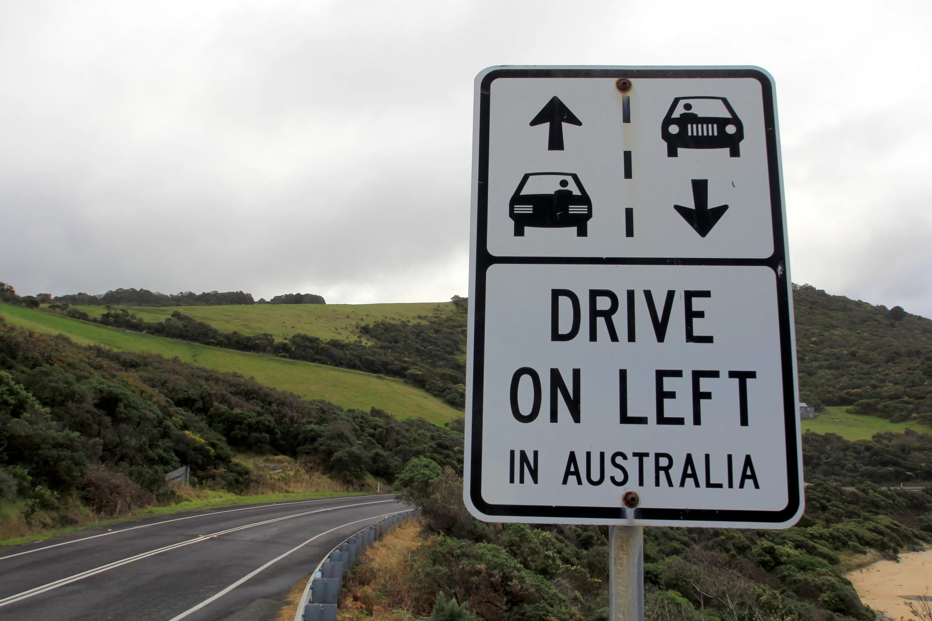 Левостороннее движение в Австралии. Drive on the left Side of the Road. Driving on the left. : Drive on the wrong Side of the Road. ....