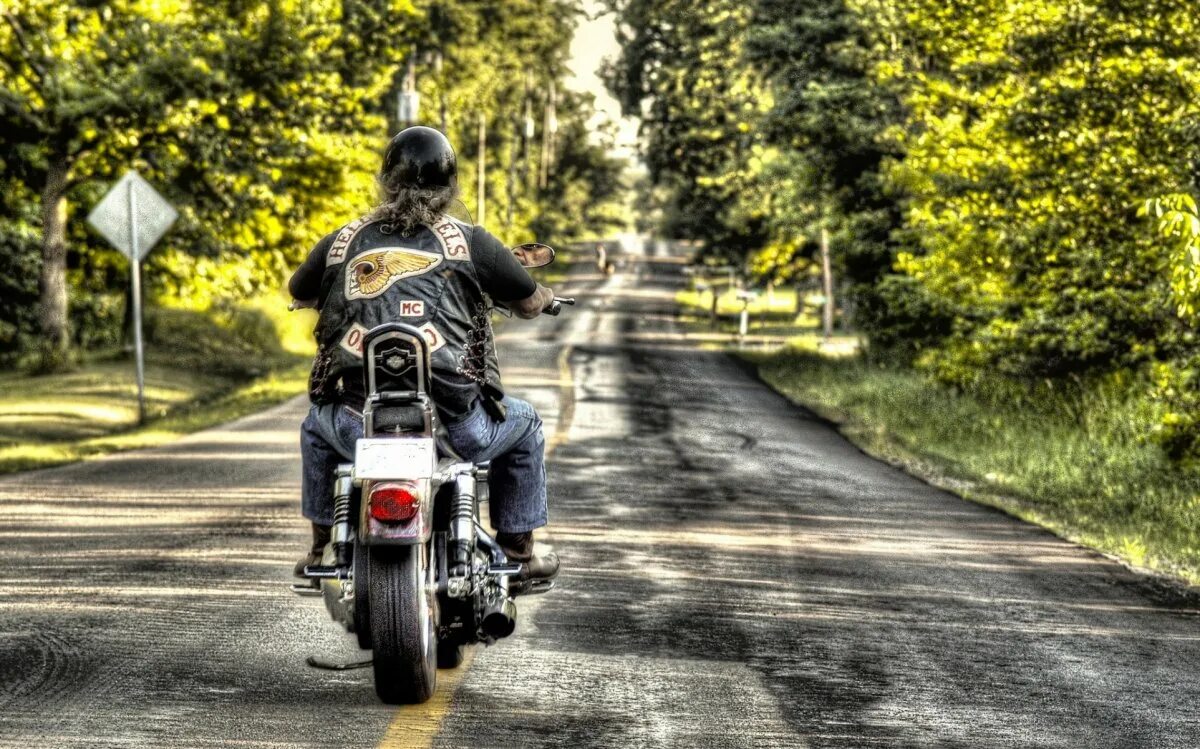 Картинки байкеров. Мотоцикл на дороге. Мотоцикл едет. Байкер на мотоцикле. Одинокий байкер.