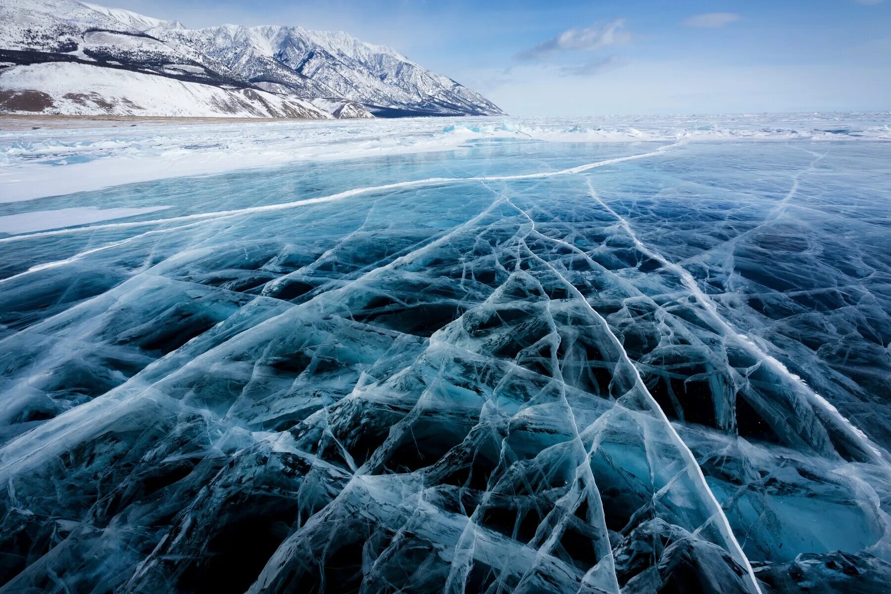 Вода замерзнет ночью. Лед Байкала. Озеро Байкал лед. Сибирская резиденция лед Байкал. Озеро Байкал зима.