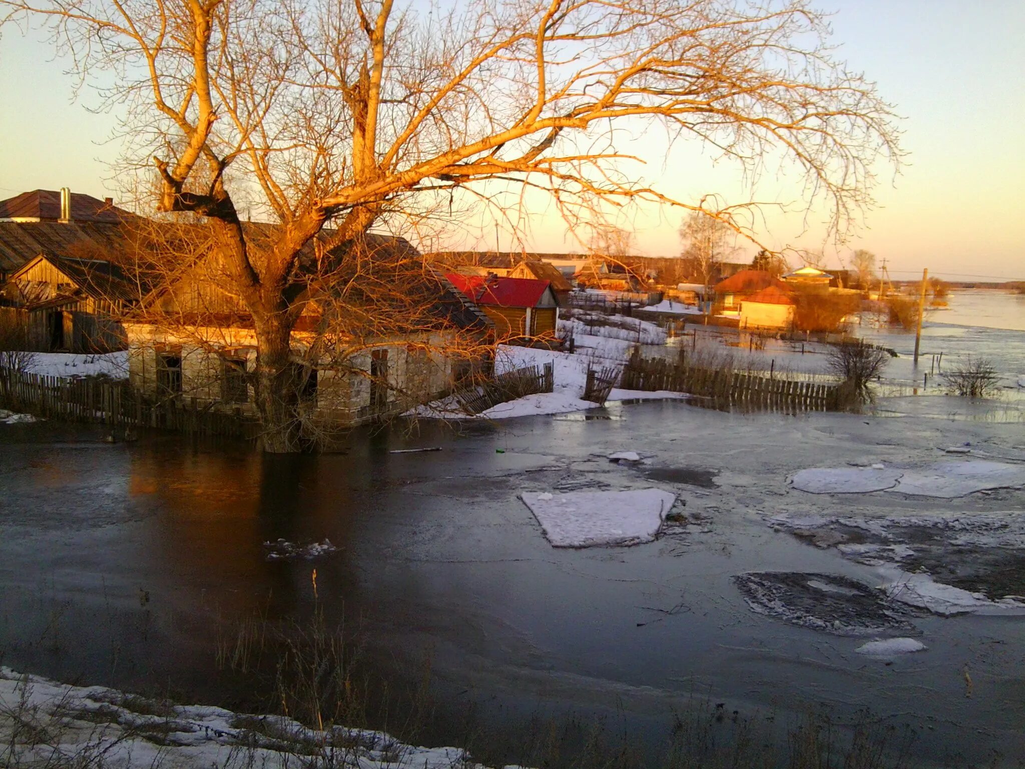 Речные наводнения. Наводнения весной. Наводнения весной. Наводнение половодье. Наводнения весной.
