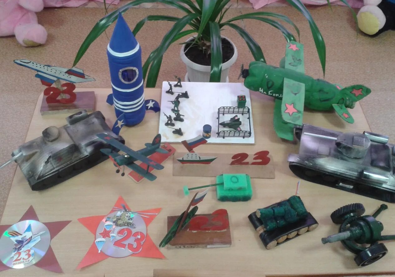 Подделка на 23 февраля в детский сад. Выставка поделок к 23 февраля в детском саду. Поделка танк. Поделка в детсад на 23 февраля. Поделки к 23 февраля оригинальные.