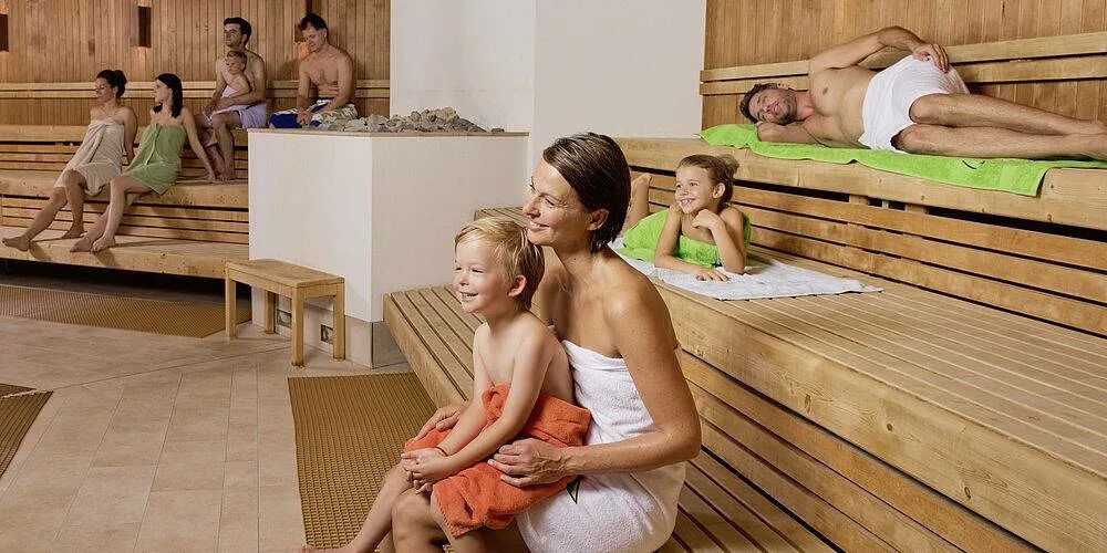 С какого возраста можно в баню ребенку. Немецкие бани и сауны дети. Женская баня. Дошкольники в бане. Сауна дети.
