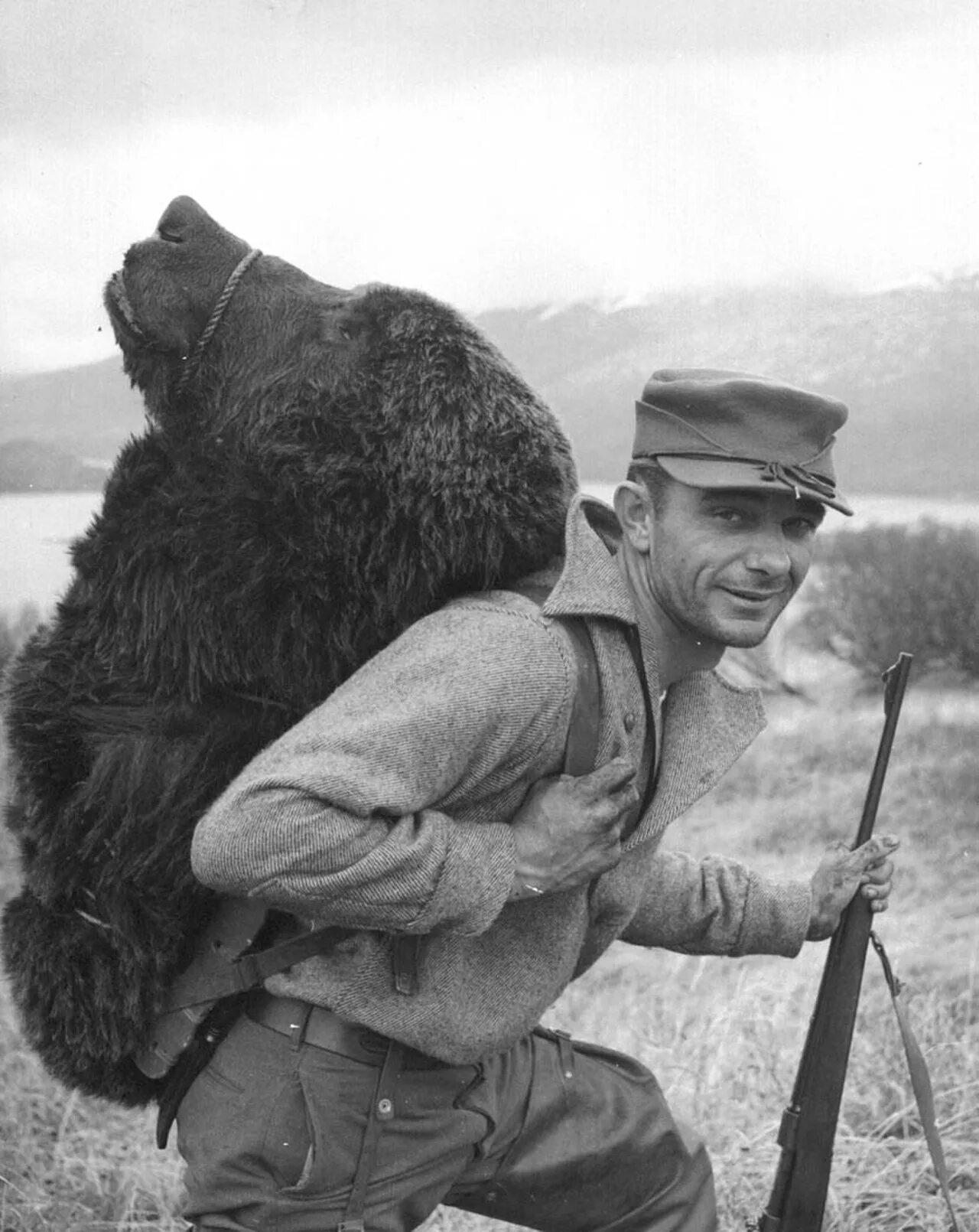 Охотник во время войны. Охотник. Советский охотник. Охотник с головой медведя.