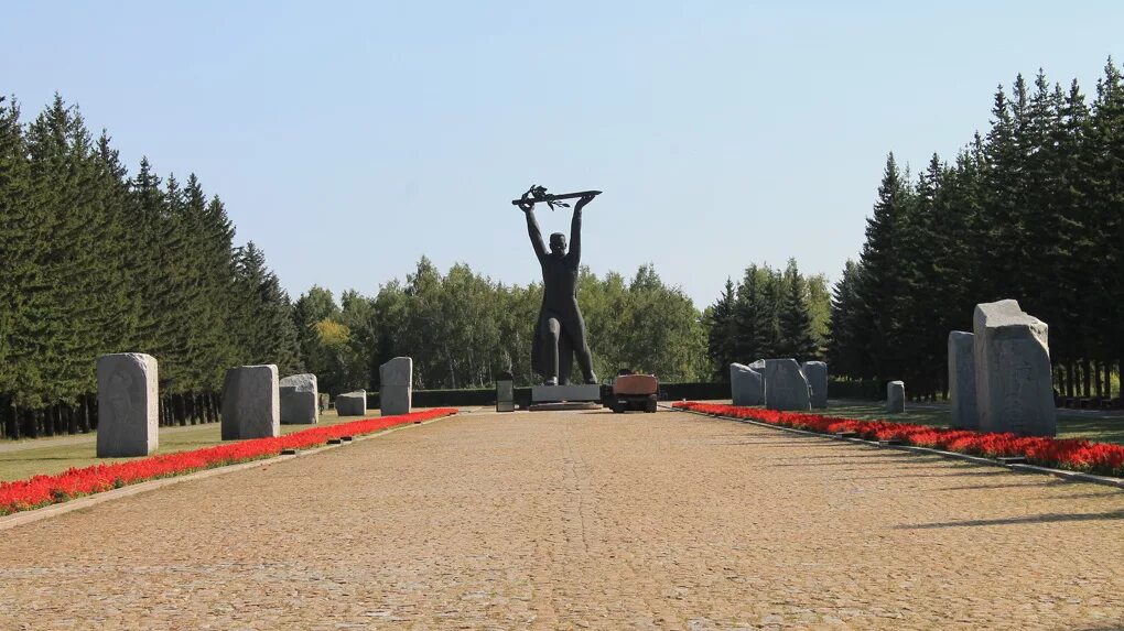 Парк победы омск памятники. Парк победы летия омска. Памятник омск парк влсем. Парк победы омск памятники. Парк победы в омске мемориальный комплекс.