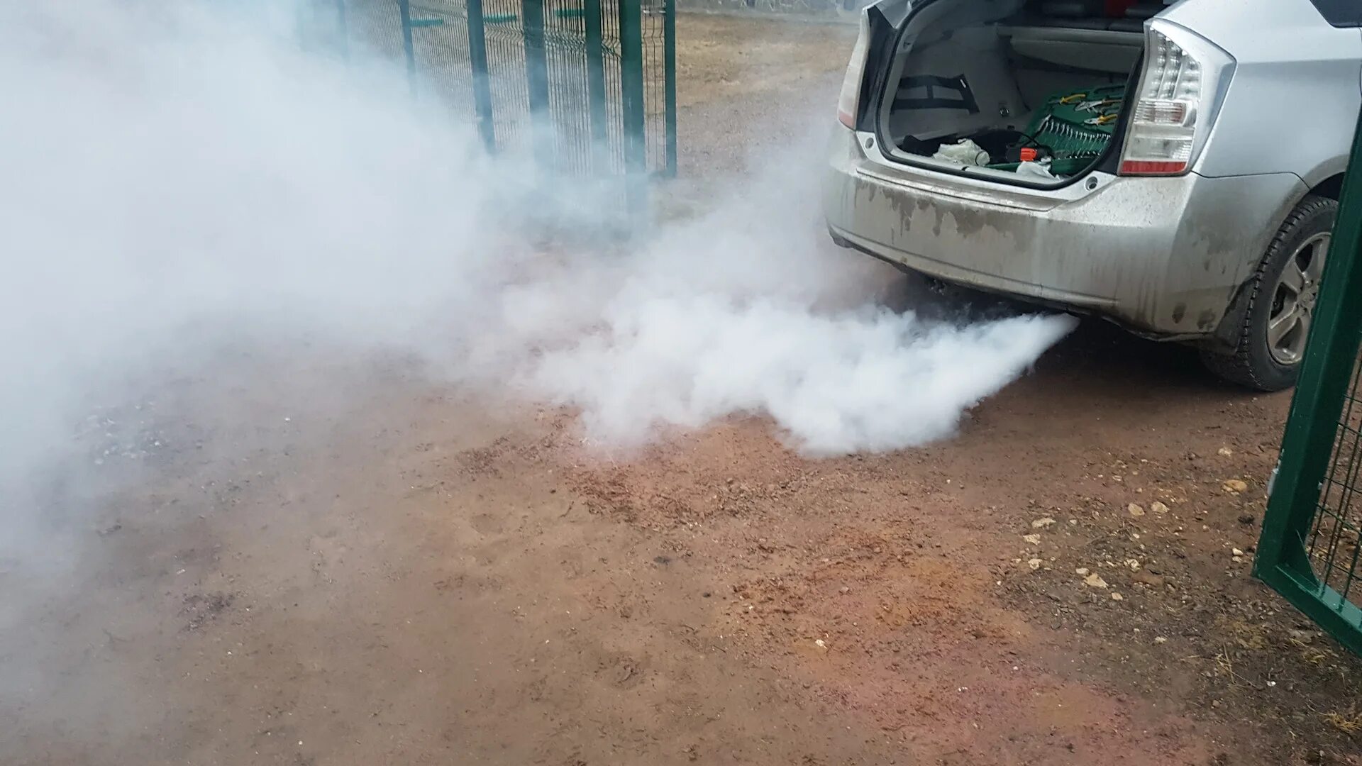 Белый дым из глушителя. Белый при перегазовке. Белый дым из выхлопной трубы. Белый при перегазовке. Сизый дым из выхлопной трубы бензинового двигателя.