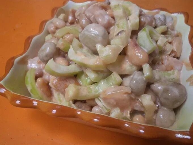 Фасоль консервированная шампиньоны. Салатик с фасолью и грибами. Салат белый с фасолью грибами. Салат белый с фасолью грибами. Салат с шампиньонами консервированными и фасолью.