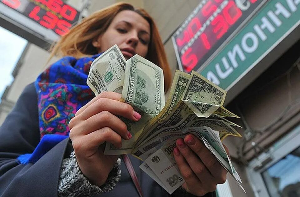 Доллара в российских банках. Человек с деньгами. Банк деньги. Деньги россиянам. Женщина инвестор.