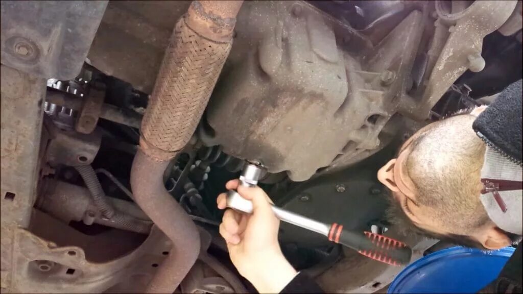 Как поменять масло опель. Opel astra h снизу. 8 сливной болт моторного масла. Мкпп м20 опель астра. 4 турбо.