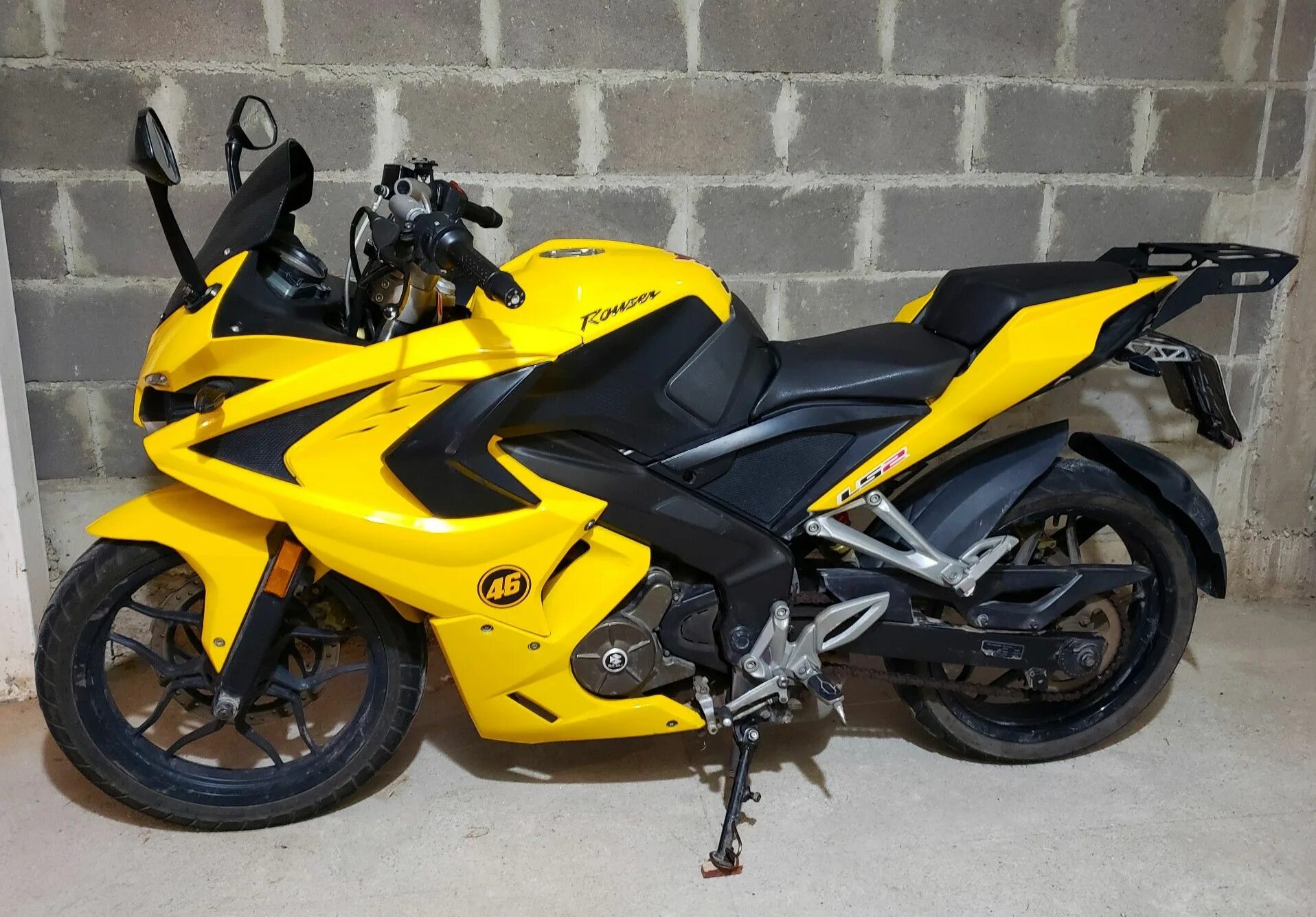 Bajaj pulsar rs 200 красный. Мотоцикл рс 200. Pulsar rs 200. Bajaj rs200. Bajaj pulsar rs 200.