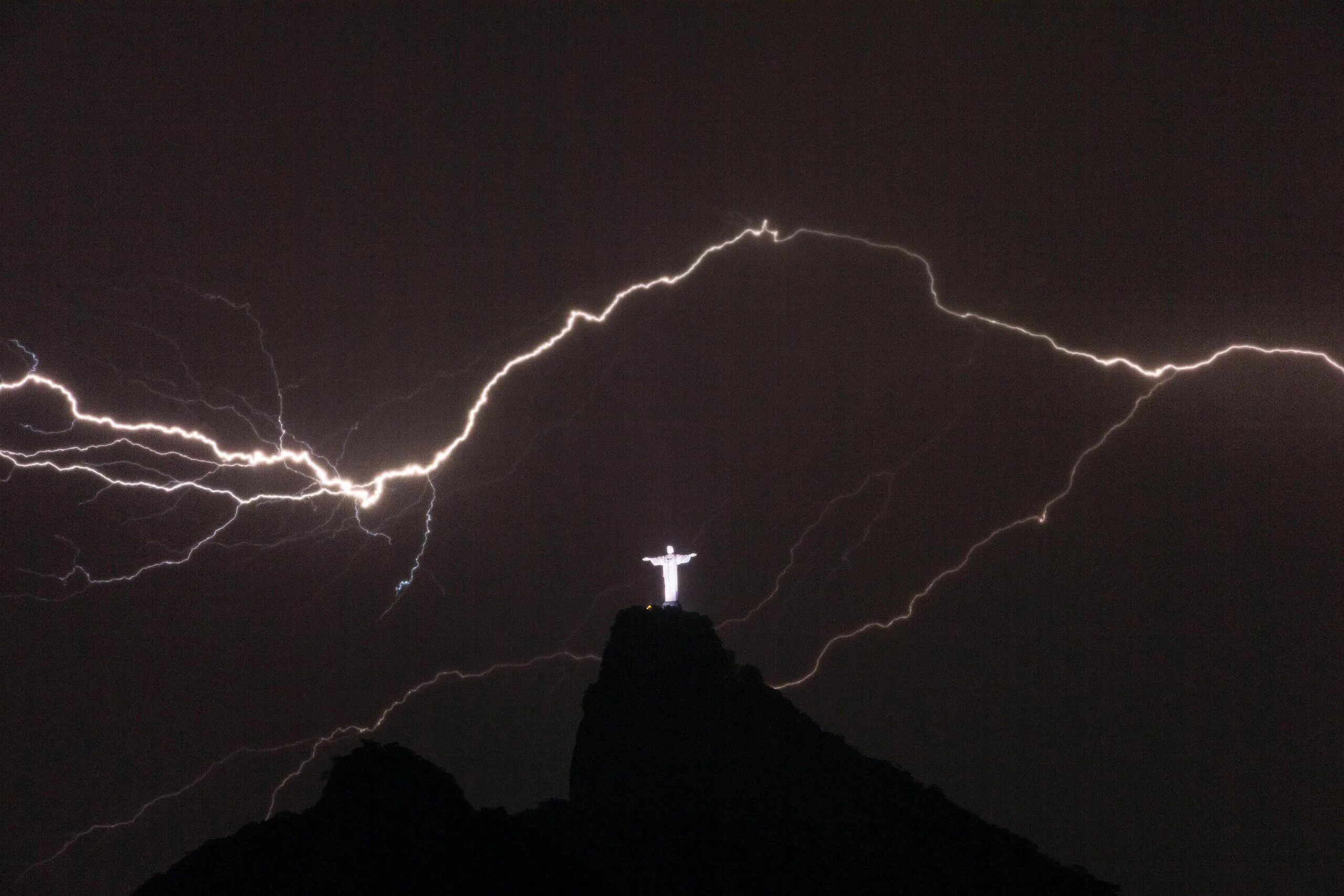 Статуя Христа-Искупителя молния. Статуя Христа-Искупителя Рио-де-Жанейро. Молния Христос Рио де Жанейро. Хрест Искупитель Рио де Жанейро молния.