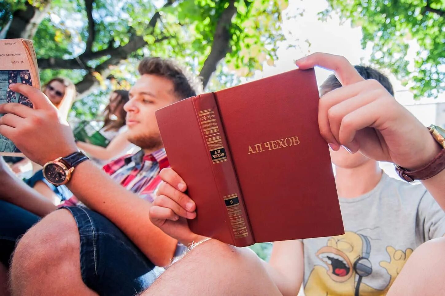 Бизнесмен с книгой. Что сейчас читают из художественной. Киги которые соит почитать. Полка для книг. Куча книг.