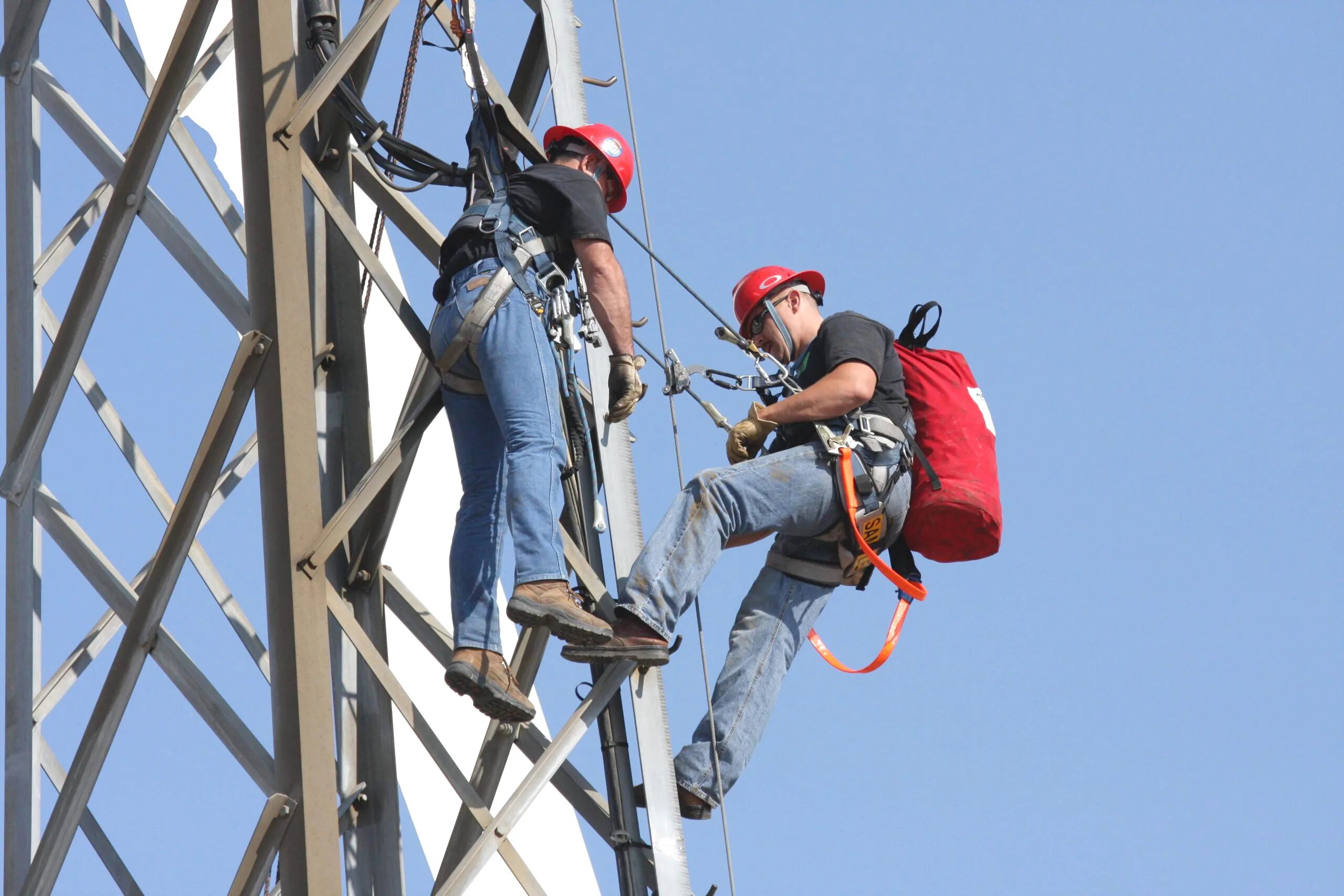 Сиз средства индивидуальной защиты. Применения при работах связанных с. Спецодежда и средства защиты. Средства индивидуальной защиты. Опасные и вредные факторы на производстве.