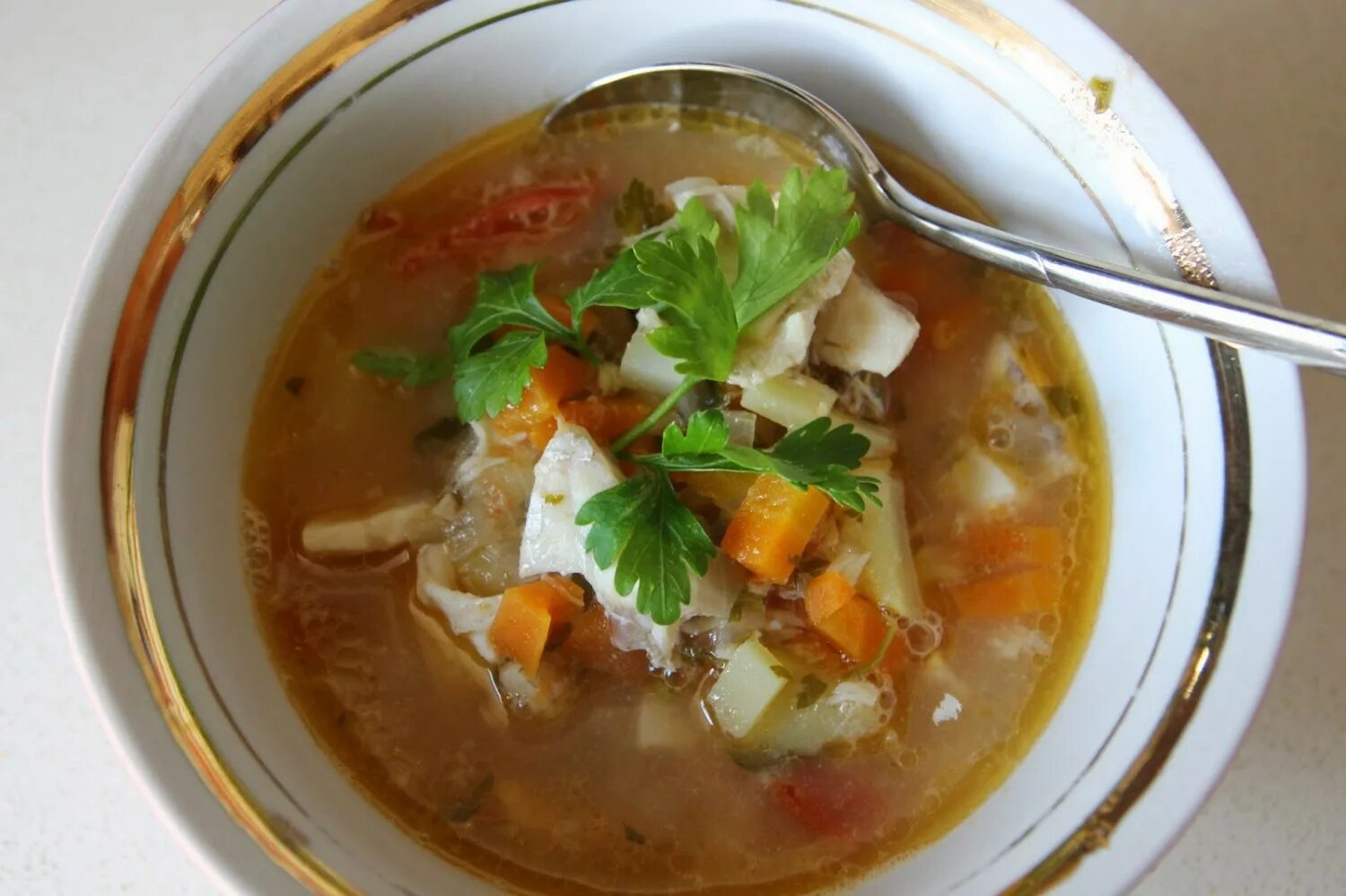 Уха рецепт быстро и вкусно. Рыбный суп из скумбрии. рыбный суп из леща. уха с помидорами. уха шорпо.