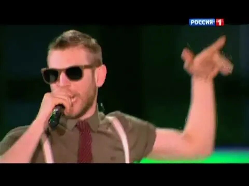Слушать песню стесняется. Слушать песню стесняется