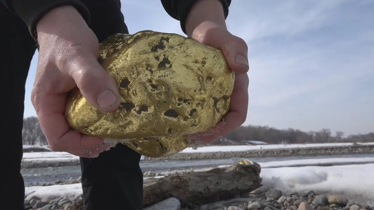 Золото в реках россии. Находка самородок золотой самородок. Самый большой самородок золота найденный в Магаданской области. Золотые самородки Колымы. Добыча золота в реке.