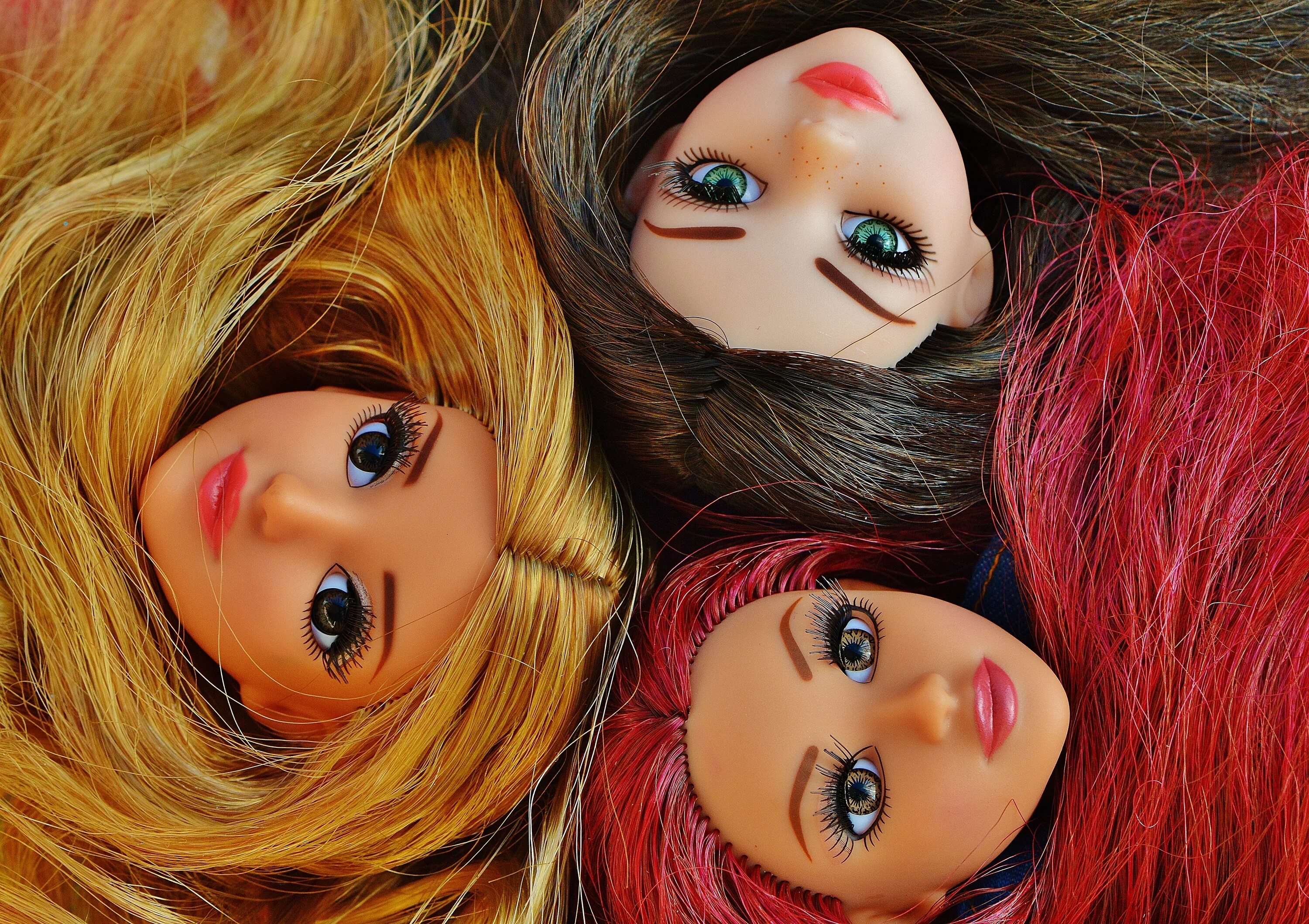 Красивые кукольные лица. Три куклы. Куклы для девочек. Три Барби. Куклы красивые волосы