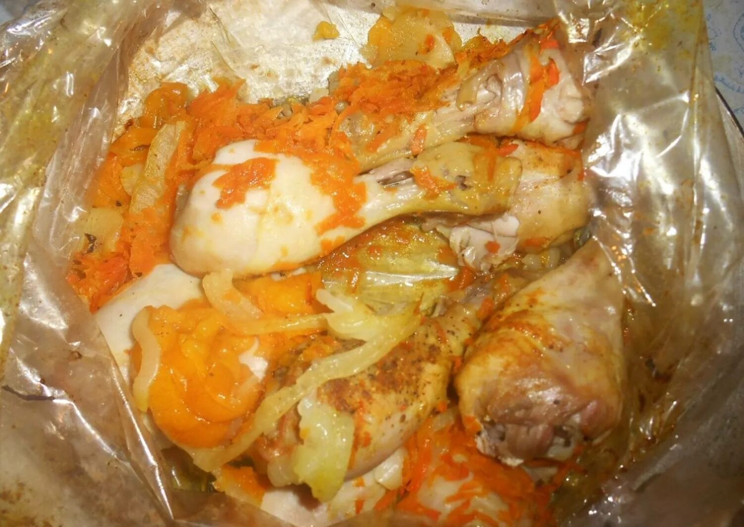 Куриные бедра с картошкой в рукаве. Курица с картошкой в рукаве для запекания. Курица бедра в рукаве в духовке. Запеченные бедрышки в духовке. Курица бедра в рукаве в духовке.