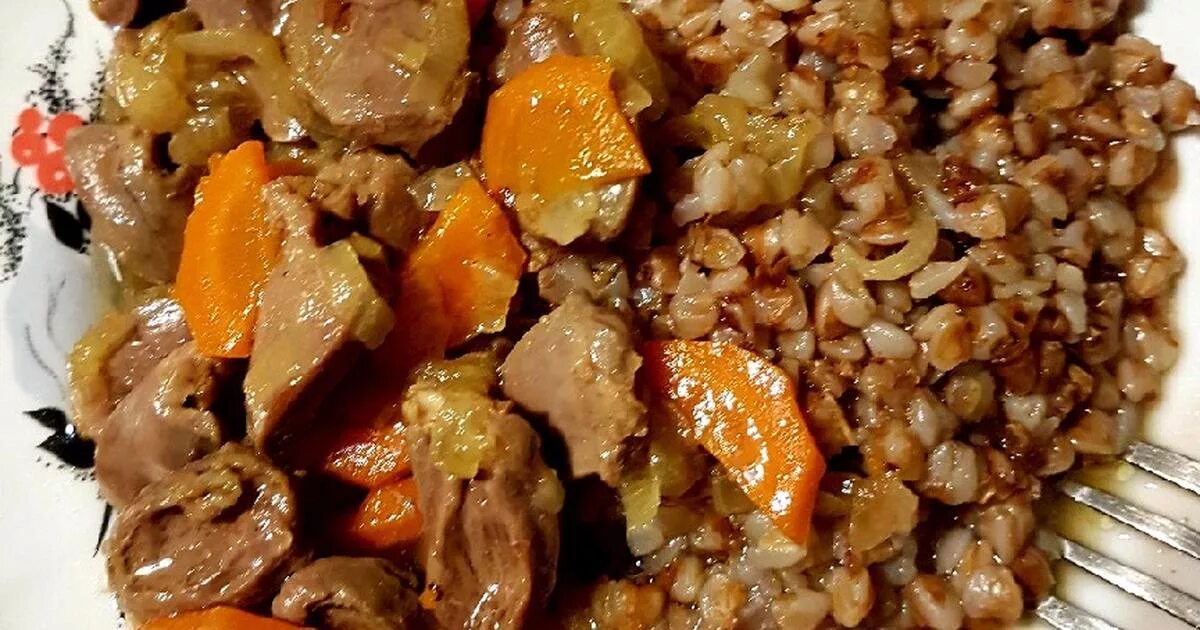 Рецепт подлива с сердечками. Куриные сердечки с гречкой. гречка с сердечками. куриные сердечки с подливкой. гречка с подливкой из куриных сердечек.