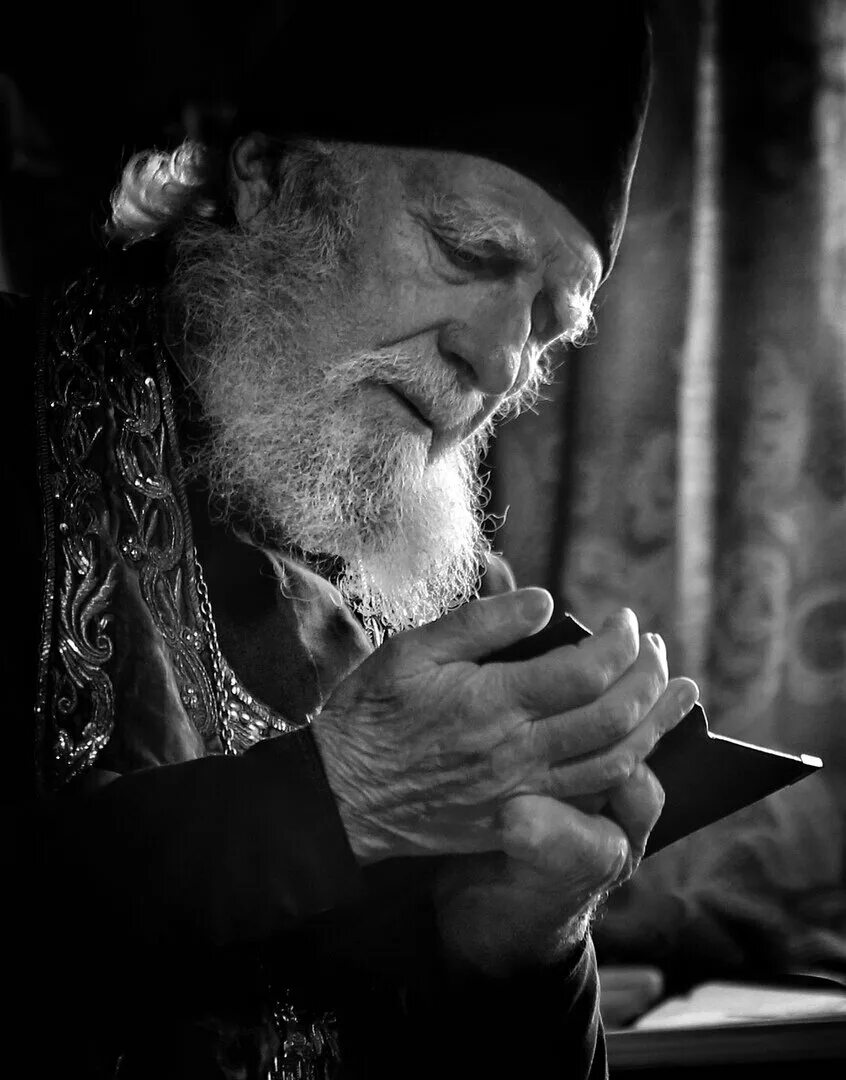 После назначения на должность старцев поселился. Православный монах. Священник молится. Старик молится. Монах молится.