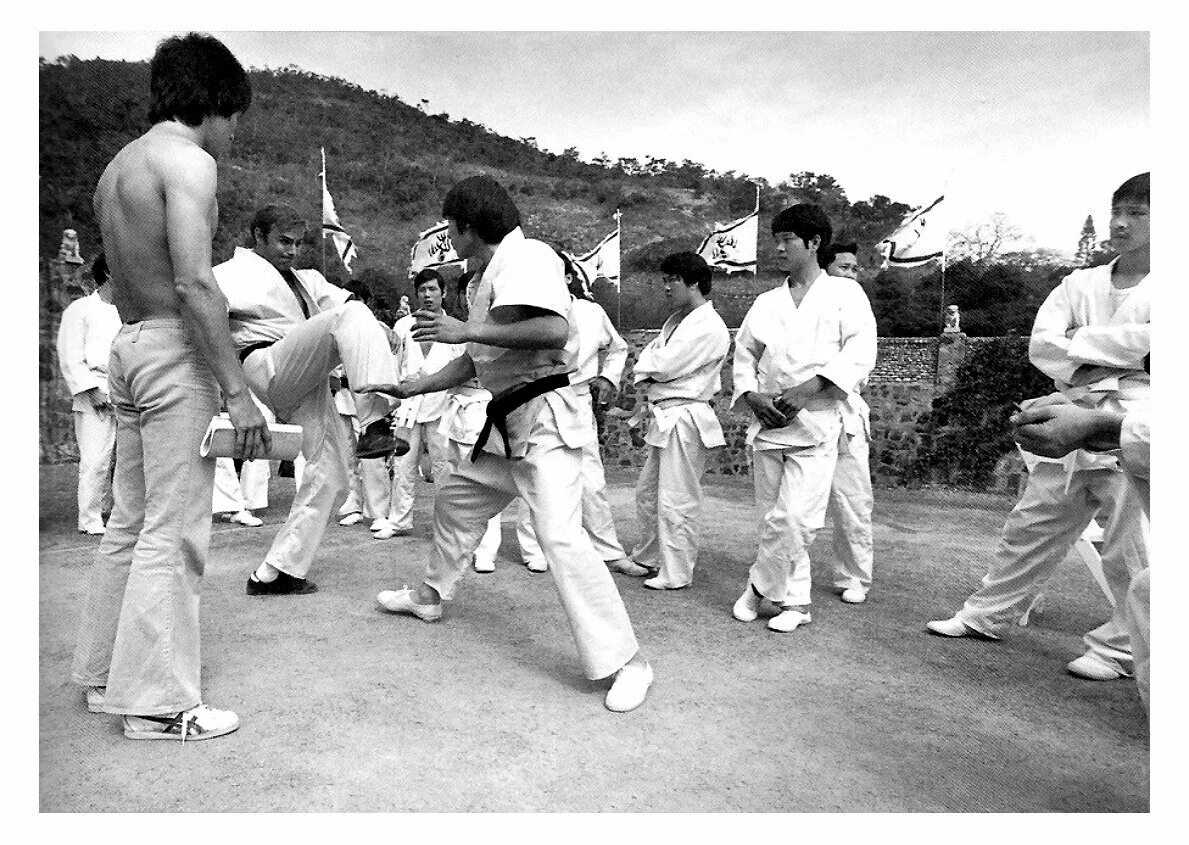 Брюс ли фильм остров дракона. Мустафа озтюрк и брюс ли. Брюс ли фильм остров дракона. Остров дракона съемки фильма фото. Брюс ли зеркальная комната.