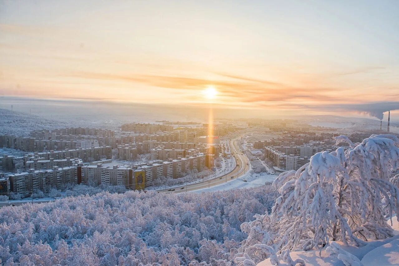 Утренней мурманск домашняя. Закат в мурманске. Мурманск март. Белые ночи в мурманске. Мурманск столица заполярья.
