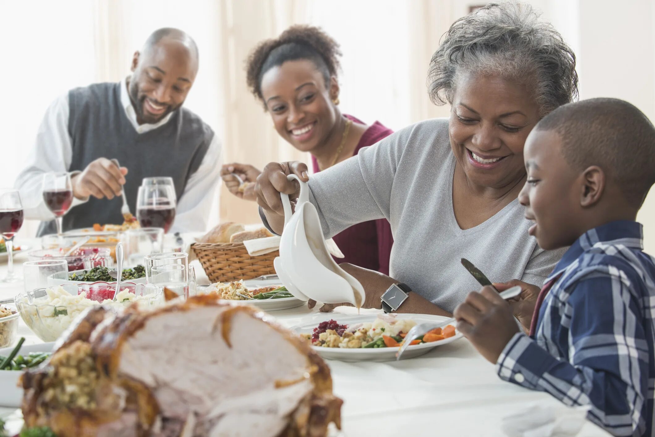 Black Family. Афро семья за трапезой. Black Family eating. Family dinner.