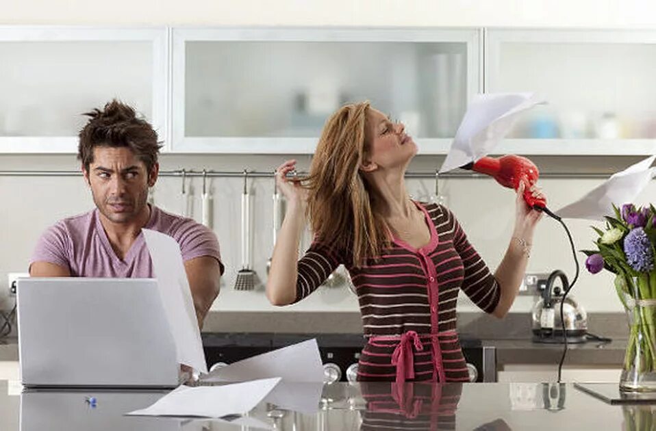 мужчина и женщина спорят. отношения в семье. мужчина и женщина ссорятся. ссора между супругами. свекровь конфликт.