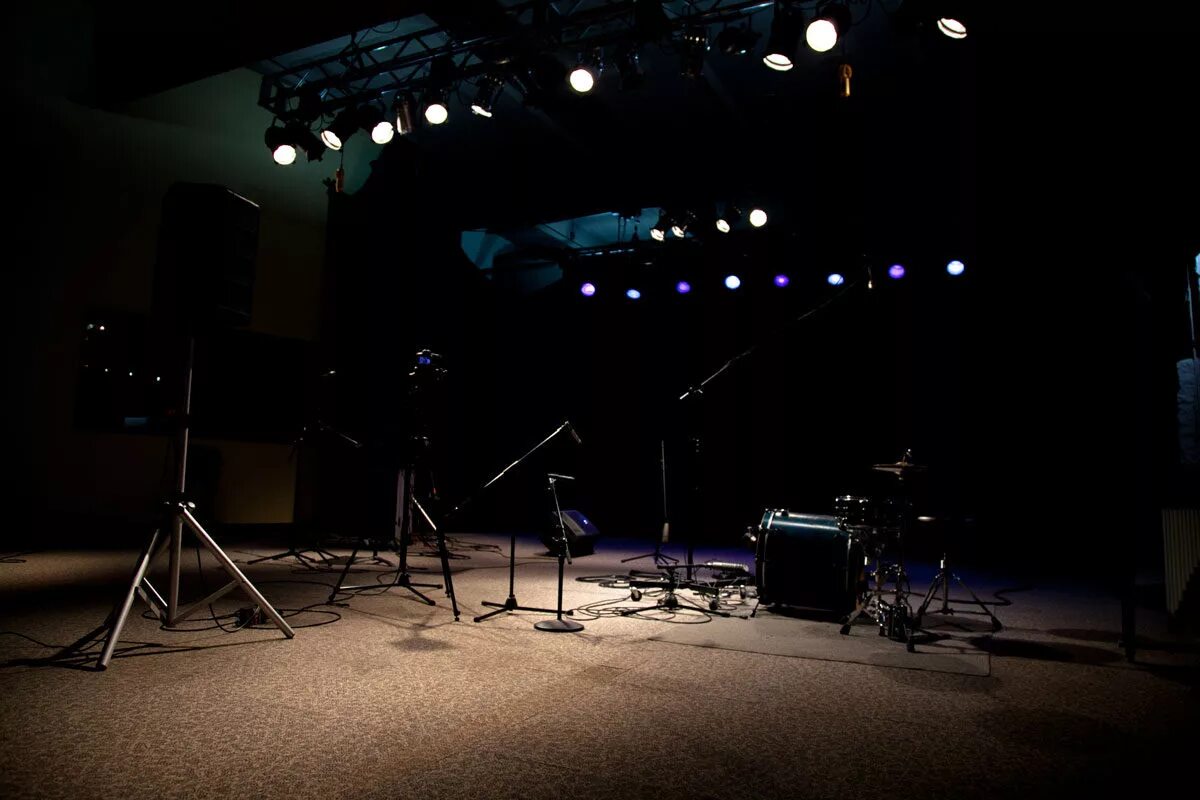 Rock scene. Вид со сцены. Сцена рок концерта. Пустая сцена рок концерта сбоку. Рок-сцена.