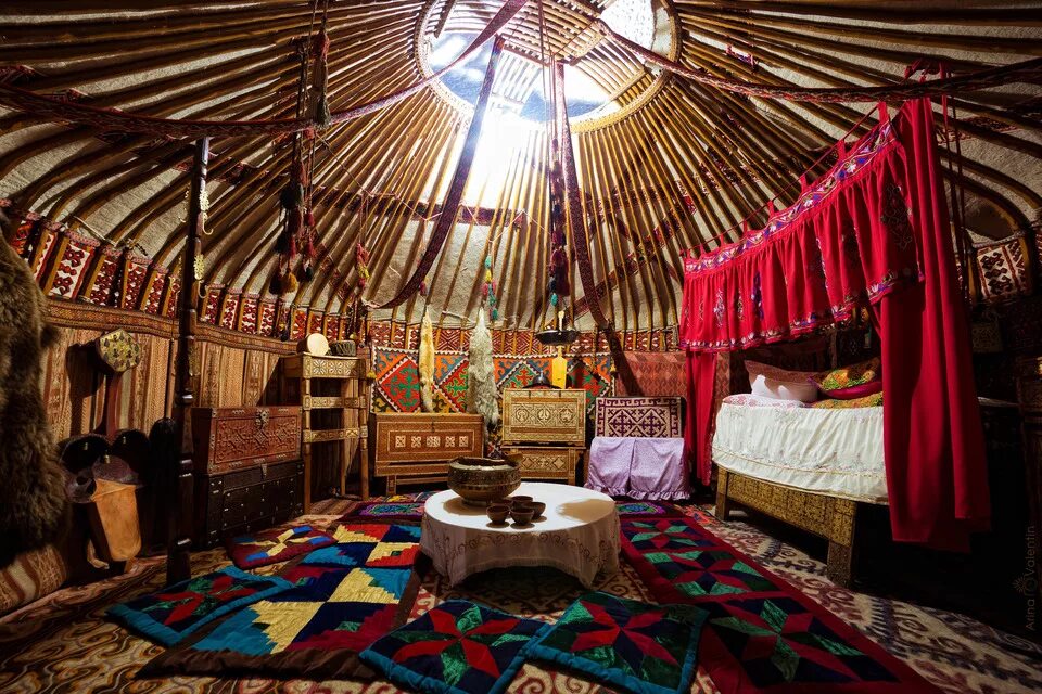 Национальная одежда казахов. Казахская юрта и ее убранство. Наурыз казахстан юрта. Юрта внутри. Юрта казахская кереге.