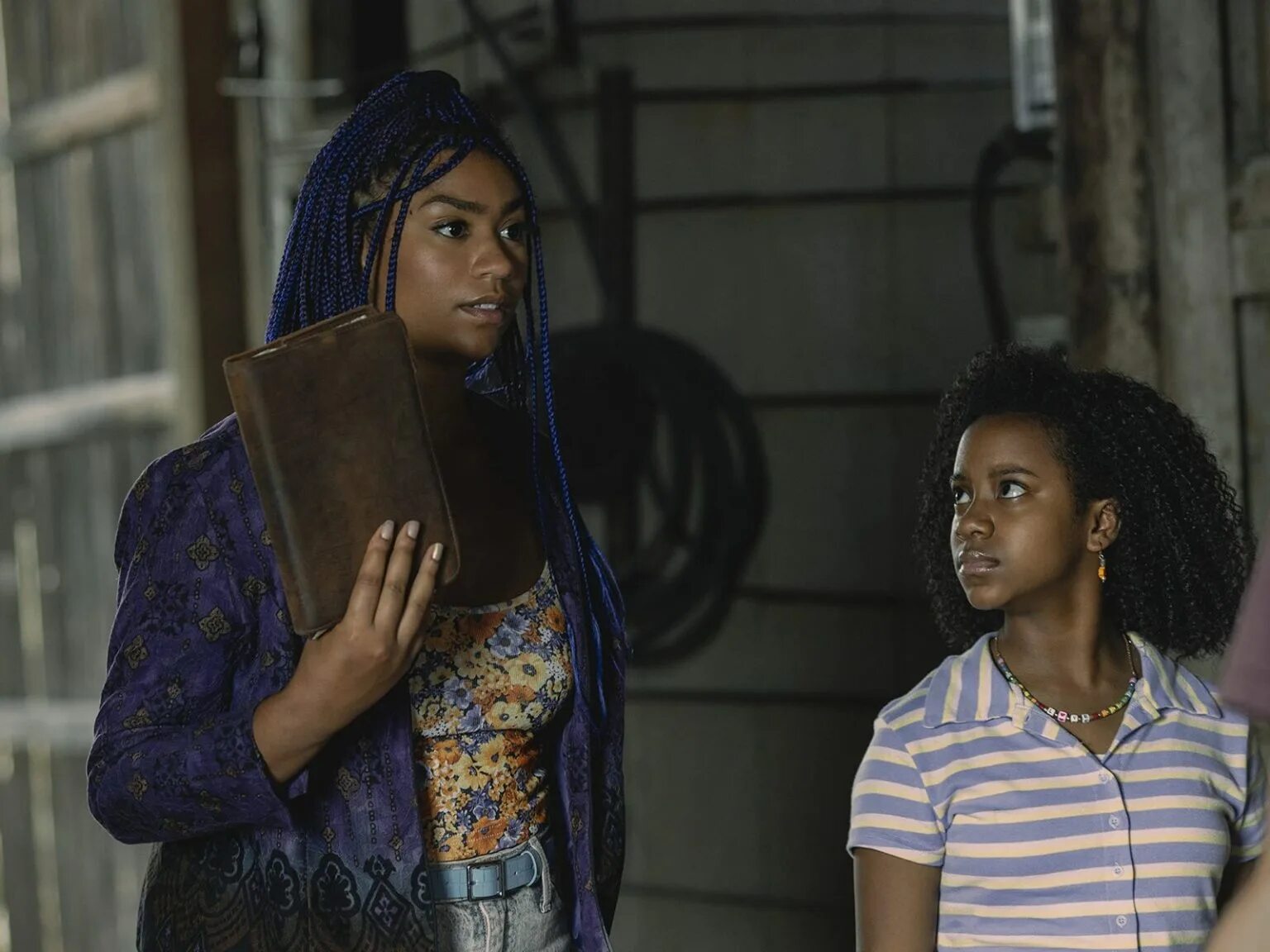 Сериалы для подростков. Макс очень странные дела. Paper girls сериал. Z фильм. Газетчицы.