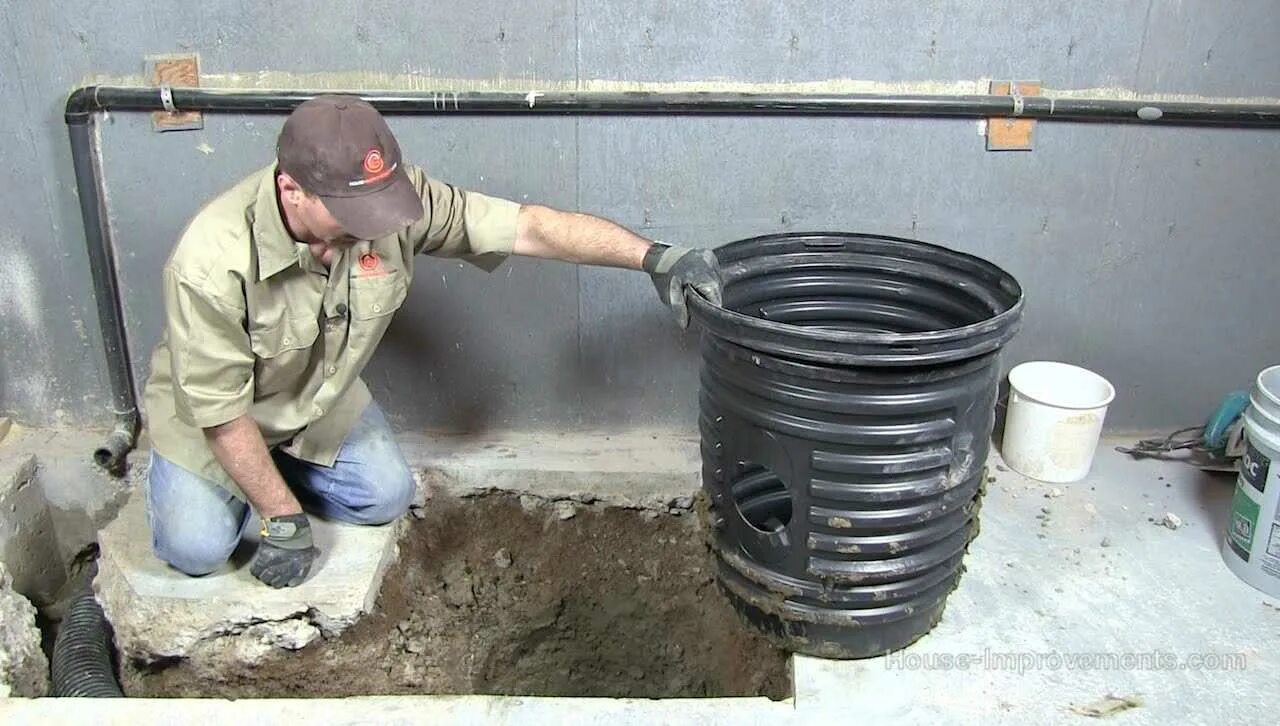 Приямок в погребе для откачки воды. Приямок в подвале для откачки воды. Дренажный колодец в подвале. Дренажный колодец в подвале гаража. В яме вода что делать