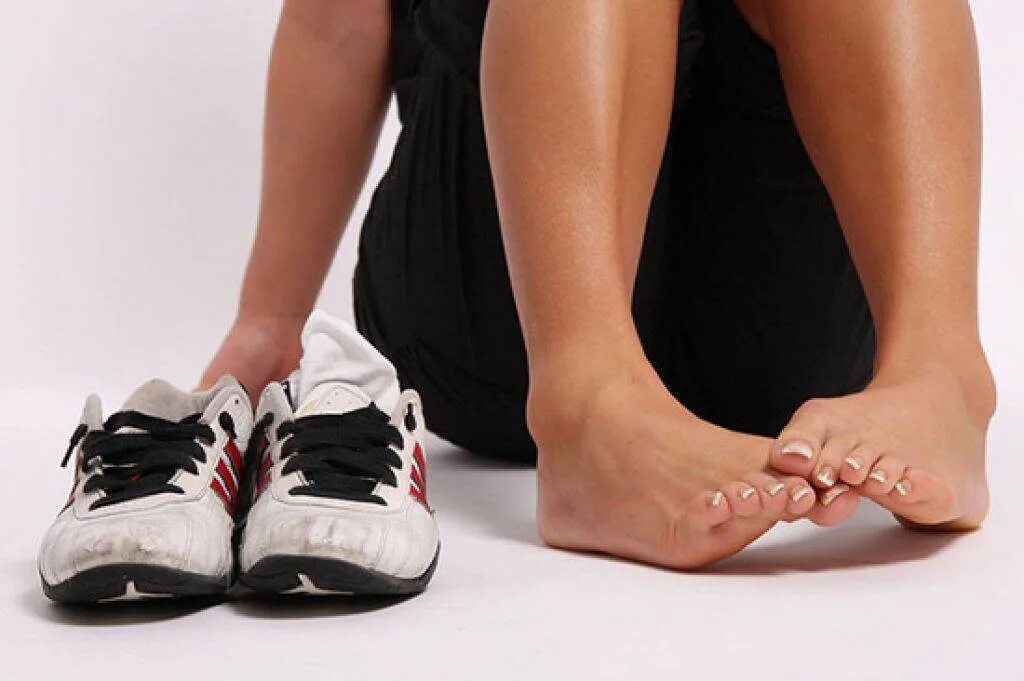 Кроссовки и неприятные запахи. Неприятный запах обуви. Потеет обувь. Протирка обуви. Вонючие ботинки.