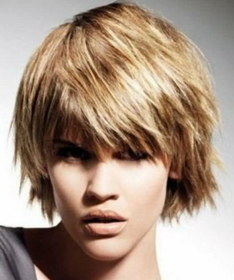 Каскад лесенка филировка. Градуированная форма стрижки. Каре-каскад градуирование на средние волосы. Стрижка градуированное каре на средние волосы с челкой. Стрижка градуированное гаврош.