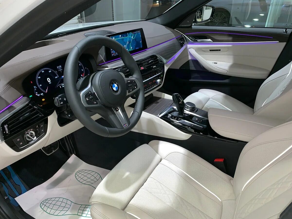 BMW 5 g30 белый салон. BMW g30 2019 салон. БМВ 530d 2020. BMW 5 белый салон.