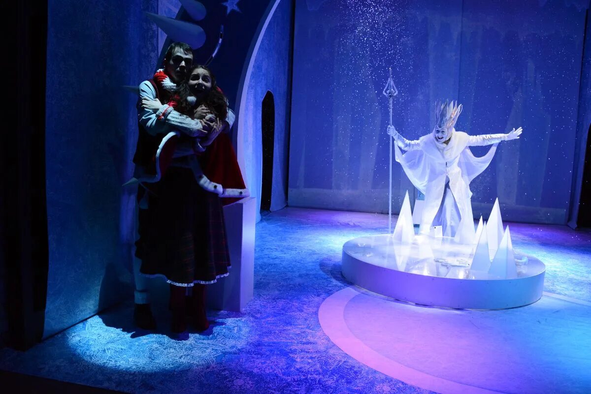 снежная королева волгоград спектакль. снежная королева волгоград спектакль. разбойники в театре. костюм разбойники из спектакля снежная королева. снежная королева костюм разбойницы спектакль.