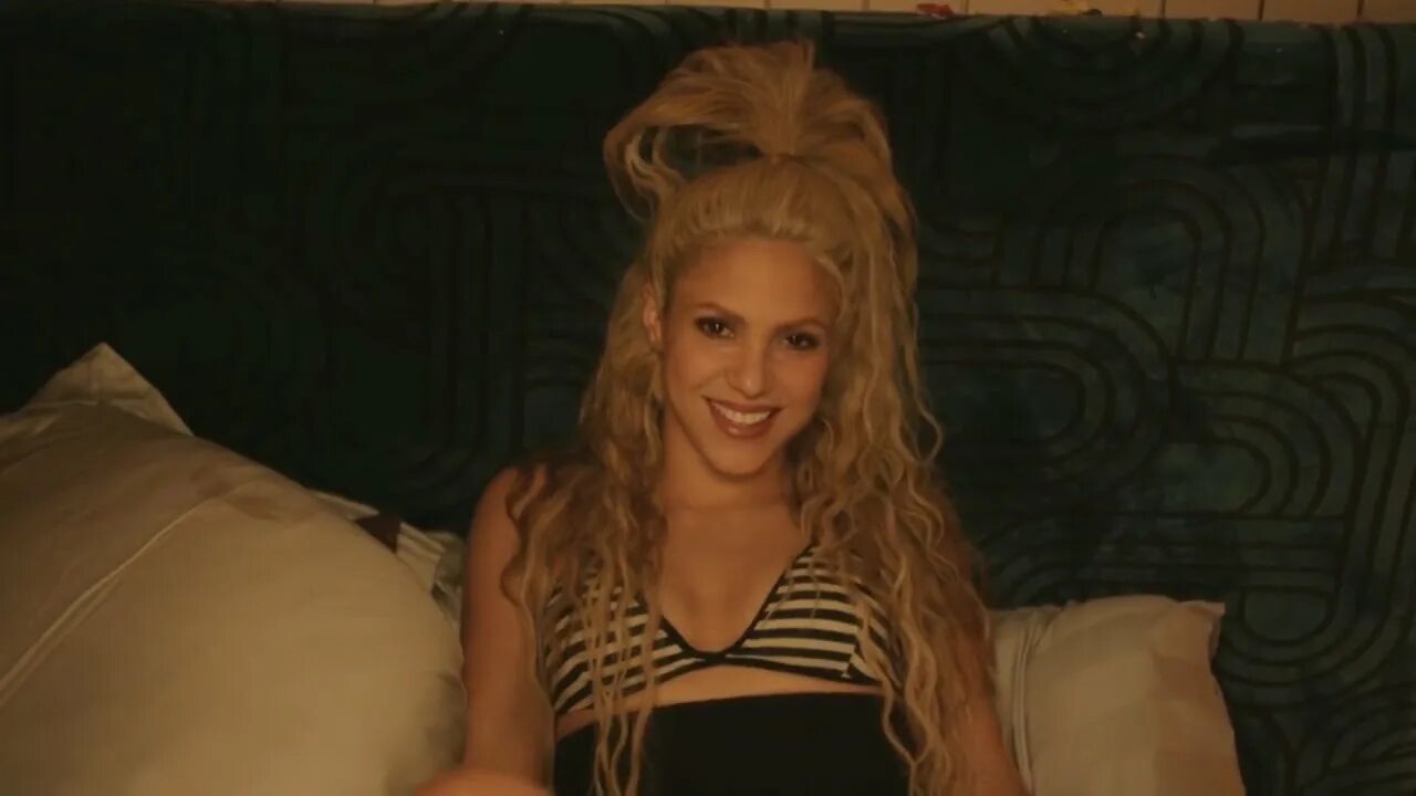 Shakira 2000. Shakira age. Песни шакиры клипы. Shakira клипы. Shakira vevo.
